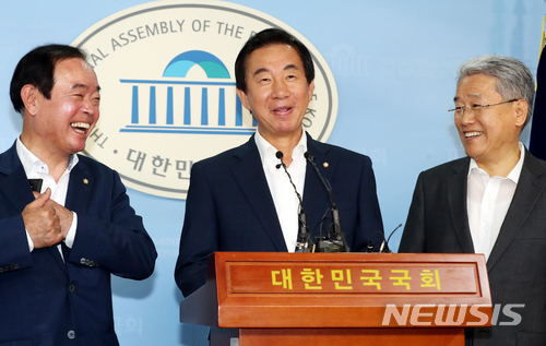 【서울=뉴시스】이종철 기자 = 야3당이 4일 오후 서울 여의도 국회 정론관에서 드루킹 특검을 위해 변협에서 추천받은 후보중 청와대에 추천할 특별검사 후보 선임에 대해 발표하는 기자회견에서 자유한국당 김성태 원내대표(가운데)의 말이 꼬이자 바른미래당 김동철 원내대표(오른쪽)와 민주평화당 장병완 원내대표(왼쪽)가 웃고 있다. 2018.06.04. jc4321@newsis.com