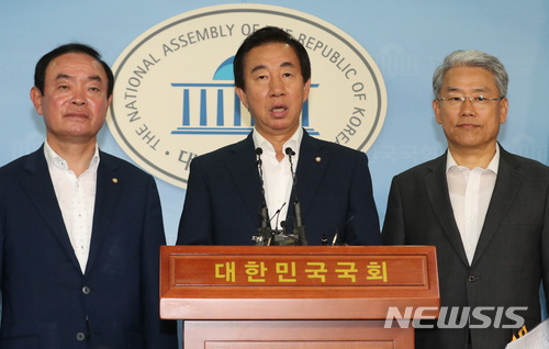 【서울=뉴시스】이종철 기자&nbsp; = 야3당 원내대표가&nbsp; 4일 오후 서울 여의도 국회 정론관에서 드루킹 특검을 위해 변협에서 추천받은 후보중 청와대에 추천할 특별검사 후보를 발표하고 있다. 왼쪽부터 민주평화당 장병완 원내대표, 자유한국당 김성태 원내대표, 바른미래당 김동철 원내대표. 2018.06.04.&nbsp; jc4321@newsis.com