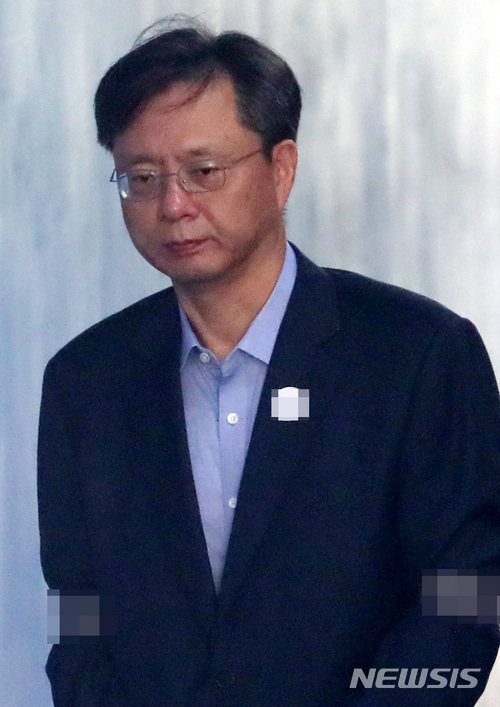 【서울=뉴시스】이영환 기자 = '불법 사찰 지시' 혐의를 받고 있는 우병우 전 청와대 민정수석이 지난 4일 오후 서울 서초구 서울중앙지법에서 열린 8차 공판에 출석하고 있다. 2018.06.04. 20hwan@newsis.com