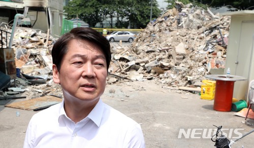 【서울=뉴시스】홍효식 기자 = 안철수 바른미래당 서울시장 후보가 4일 오후 서울 용산구 한강로 2가 상가 건물 붕괴 현장을 이틀째 찾아 둘러보고 있다. 2018.06.04. yesphoto@newsis.com