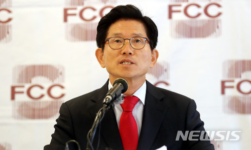 【서울=뉴시스】박영태 기자 = 6.13 전국동시지방선거에 출마하는 김문수 자유한국당 서울시장 후보가 4일 오후 서울 중구 한국프레스센터 외신기자클럽에서 진행된 외신기자회견에서 모두발언을 하고 있다. 2018.06.04.&nbsp; since1999@newsis.com