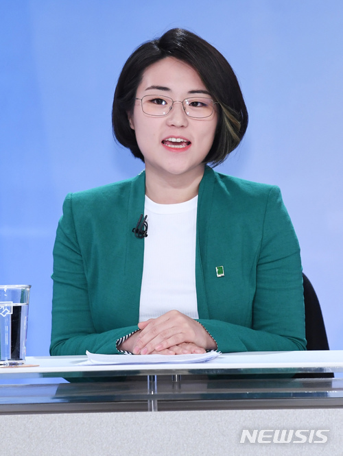 【서울=뉴시스】 = 서울시 선거방송토론위원회가 주관하는 6ㆍ13 전국동시지방선거 소수정당 소속 서울시장 후보 KBS 초청 TV토론회가 4일 오후 서울 여의도 KBS 본관에서 진행된 가운데 신지예 녹색당 후보가 인사말을 하고 있다. 2018.06.04. (국회사진기자단)&nbsp; photo@newsis.com