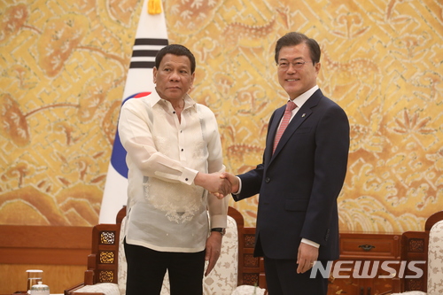 【서울=뉴시스】전신 기자 = 문재인 대통령이 4일 청와대 본관에서 로드리고 두테르테 필리핀 대통령과 악수하며 기념촬영하고 있다. 2018.06.04. photo1006@newsis.com