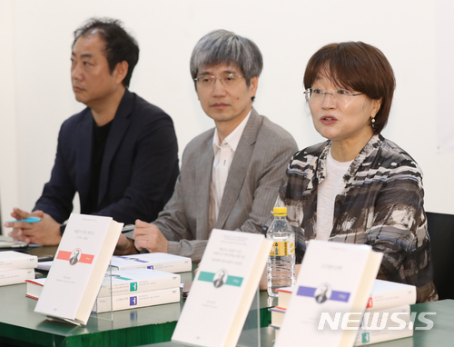 【서울=뉴시스】조수정 기자 = 한국칸트학회·한길사 '칸트전집' 출간 기자간담회가 열린 4일 오전 서울 중구 순화동천에서 간행사업단 연구 번역자들이 취재진의 질문에 답하고 있다. 왼쪽부터 김재호 서울대 교수(5권 초역), 칸트학회장인 이충진 한성대 교수(7권 역자), 간행사업단 책임연구자인 최소인 영남대학교 철학과 교수. 2018.06.04. chocrystal@newsis.com