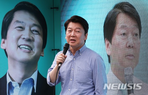 【서울=뉴시스】홍효식 기자 = 안철수 바른미래당 서울시장 후보가 4일 오후 서울 서대문구 인왕시장 앞에서 유세하며 지지를 호소하고 있다. 2018.06.04. yesphoto@newsis.com