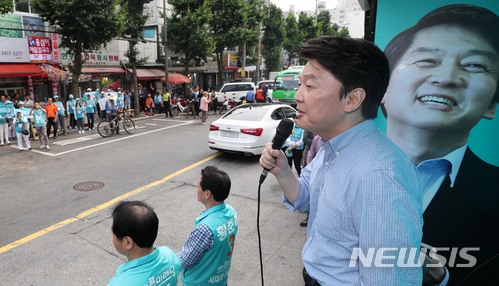 【서울=뉴시스】홍효식 기자 = 안철수 바른미래당 서울시장 후보가 4일 오후 서울 서대문구 인왕시장 앞에서 유세하며 지지를 호소하고 있다. 2018.06.04. yesphoto@newsis.com