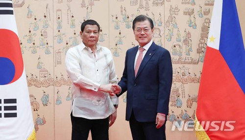 【서울=뉴시스】전신 기자 = 문재인 대통령이 4일 청와대 본관에서 로드리고 두테르테 필리핀 대통령과 악수하며 기념촬영하고 있다. 2018.06.04.&nbsp; photo1006@newsis.com