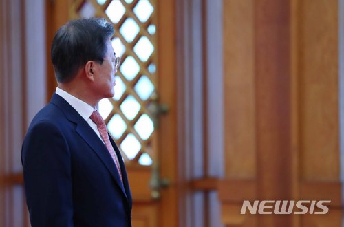 【서울=뉴시스】  문재인 대통령은 북미 정상회담을 앞두고 외부 일정을 하나 둘 줄이면서 정중동(靜中動) 행보를 이어오고 있다. 문 대통령은 지난 6일 대전국립현충원에서 열린 63회 현충일 기념식 참석 이후 외부 일정을 삼가고 경내에 머물고 있다. 사진은 지난 4일 문 대통령이 한-필리핀 정상회담 전 청와대 본관에서 생각에 잠긴 모습이다. (사진=뉴시스 자료사진) 2018.06.11. photo1006@newsis.com