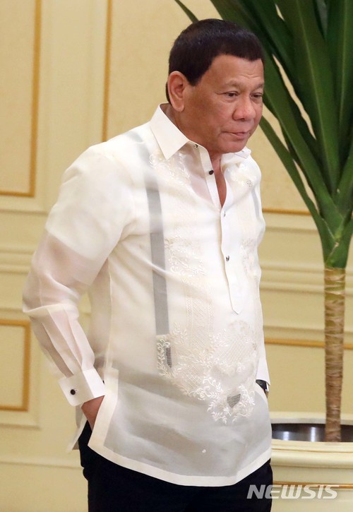 【서울=뉴시스】박진희 기자 = 로드리고 두테르테 필리핀 대통령이 4일 오후 청와대 인왕실에서 열린 양국 협력 MOU 서명식장으로 들어서고 있다. 2018.06.04.pak7130@newsis.com