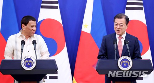 【서울=뉴시스】전신 기자 = 문재인 대통령이 4일 청와대 충무실에서 로드리고 두테르테 필리핀 대통령과 공동언론발표를 하고 있다. 2018.06.04. photo1006@newsis.com