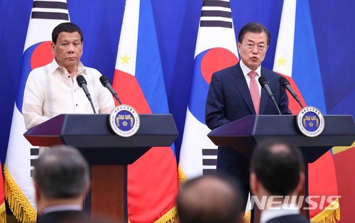 【서울=뉴시스】전신 기자 = 문재인 대통령이 4일 청와대 충무실에서 로드리고 두테르테 필리핀 대통령과 공동언론발표를 하고 있다. 2018.06.04. photo1006@newsis.com