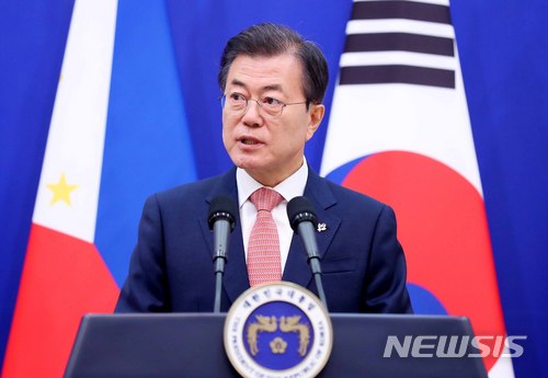 【서울=뉴시스】전신 기자 = 문재인 대통령이 4일 청와대 충무실에서 로드리고 두테르테 필리핀 대통령과 공동언론발표를 하고 있다. 2018.06.04. photo1006@newsis.com