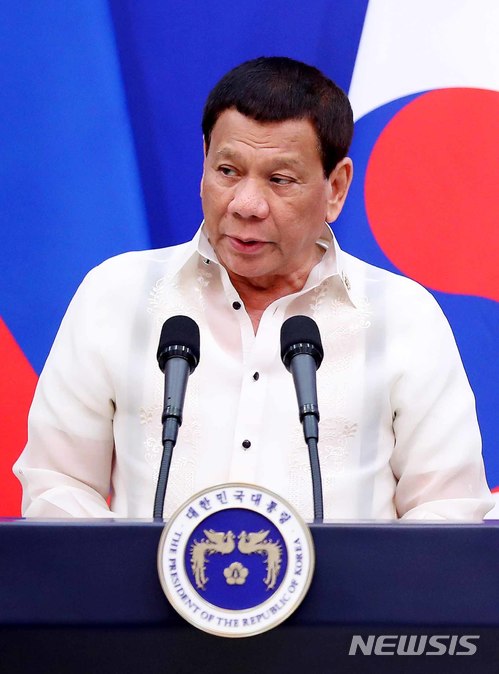 【서울=뉴시스】전신 기자 = 4일 청와대 충무실에서 로드리고 두테르테 필리핀 대통령이 한-필리핀 정상 공동언론발표를 하고 있다. 2018.06.04. photo1006@newsis.com