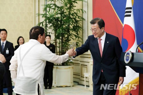 【서울=뉴시스】박진희 기자 = 문재인 대통령과 로드리고 두테르테 필리핀 대통령이 4일 오후 청와대 영빈관에서 열린 한-필리핀 정상 만찬에서 건배하고 있다. 2018.06.04. pak7130@newsis.com