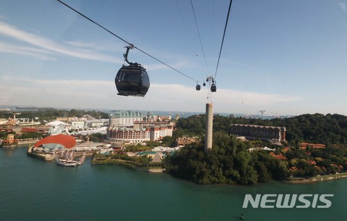 【싱가포르=뉴시스】조성봉 기자 = 4일 오후 싱가포르 케이블카 스카이 패스에서 센토사 섬이 한눈에 보이고 있다. 북미정상회담 미국 측 실무 대표단의 숙소로 사용된 카펠라 호텔이 있는 센토사섬은 현지언론에서 북미정상회담 개최 후보지로 유력하다는 평가를 받고 있다. 2018.06.04. suncho21@newsis.com