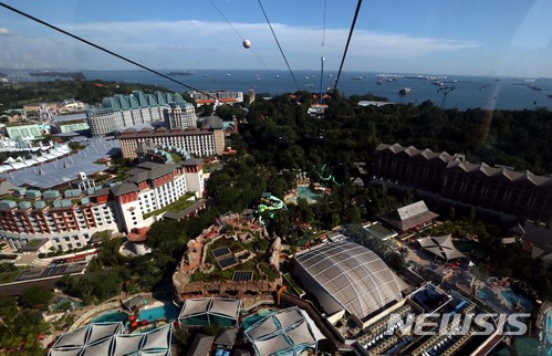 【싱가포르=뉴시스】조성봉 기자 = 4일 오후 싱가포르 케이블카 스카이 패스에서 센토사 섬이 한눈에 보이고 있다. 북미정상회담 미국 측 실무 대표단의 숙소로 사용된 카펠라 호텔이 있는 센토사섬은 현지언론에서 북미정상회담 개최 후보지로 유력하다는 평가를 받고 있다. 2018.06.04.suncho21@newsis.com