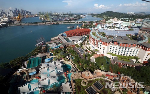 【싱가포르=뉴시스】조성봉 기자 = 4일 오후 싱가포르 케이블카 스카이 패스에서 센토사 섬이 한눈에 보이고 있다. 위쪽에 보이는 다리가 싱가포르 시내와 센토사 섬을 잇는 유일한 도로로 이곳을 통제할 경우 취재진과 외부인은 접근할수 없다. 북미정상회담 미국 측 실무 대표단의 숙소로 사용된 카펠라 호텔이 있는 센토사섬은 현지언론에서 북미정상회담 개최 후보지로 유력하다는 평가를 받고 있다. 2018.06.04. suncho21@newsis.com
