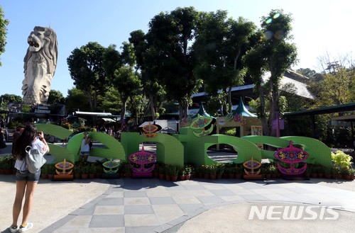 【싱가포르=뉴시스】조성봉 기자 = 4일 오후 싱가포르 센토사 섬 유원지에서 관광객들이 기념사진을 찍고 있다. 2018.06.04.suncho21@newsis.com