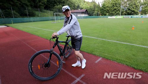 【레오강(오스트리아)=뉴시스】고범준 기자 = 2018 러시아월드컵에 출전하는 한국 축구대표팀 신태용 감독이 4일(현지시각) 오후 전지훈련 캠프인 오스트리아 레오강 스타인베르그 훈련장에 자전거를 타고 들어오고 있다. 월드컵 대표팀은 두 번의 평가전(7일 볼리비아, 11일 세네갈-비공개)을 치른 뒤 오는 12일 러시아 내 베이스캠프인 상트페테르부르크(Saint Petersburg)에 입성한다. 2018.06.04. bjko@newsis.com