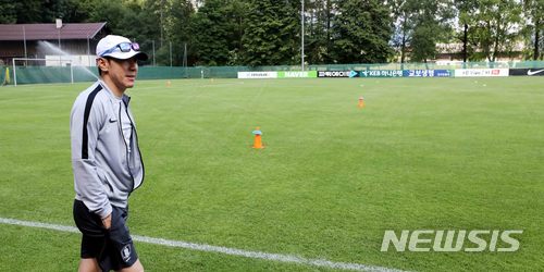 【레오강(오스트리아)=뉴시스】고범준 기자 = 2018 러시아월드컵에 출전하는 한국 축구대표팀 신태용 감독이 4일(현지시각) 오후 전지훈련 캠프인 오스트리아 레오강 스타인베르그 훈련장으로 들어오고 있다. 월드컵 대표팀은 두 번의 평가전(7일 볼리비아, 11일 세네갈-비공개)을 치른 뒤 오는 12일 러시아 내 베이스캠프인 상트페테르부르크(Saint Petersburg)에 입성한다. 2018.06.04. bjko@newsis.com
