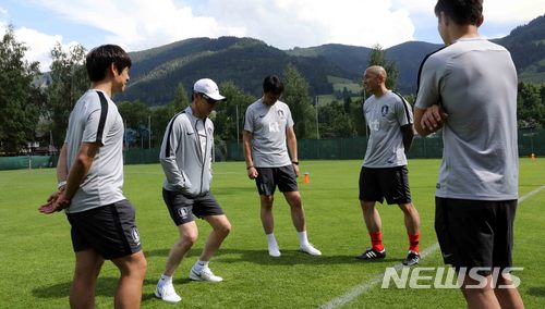 【레오강(오스트리아)=뉴시스】고범준 기자 = 2018 러시아월드컵에 출전하는 한국 축구대표팀 신태용 감독(왼쪽 두번째)을 비롯한 코칭 스텝들이 4일(현지시각) 오후 전지훈련 캠프인 오스트리아 레오강 스타인베르그 훈련장에서 훈련 준비를 하고 있다. 월드컵 대표팀은 두 번의 평가전(7일 볼리비아, 11일 세네갈-비공개)을 치른 뒤 오는 12일 러시아 내 베이스캠프인 상트페테르부르크(Saint Petersburg)에 입성한다. 2018.06.04. bjko@newsis.com