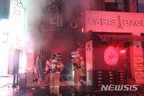 【대구=뉴시스】민경석 기자 = 5일 오전 4시44분께 달서구 송현동의 한 3층 건물 지하 1층 노래방에서 화재가 발생해 20분 만에 진화됐다. 이 불로 업주 감모(60‧여)씨가 전신에 2도 화상을 입는 등 4명이 화상을 입고 인근 병원으로 옮겨졌다. 노래방 카운터 쪽에서는 감씨의 전 애인인 A(58)씨로 추정되는 남성이 숨진 채 발견됐다.&nbsp; 2018.06.05. (사진=달서소방서 제공)&nbsp; photo@newsis.com