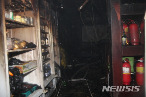 【대구=뉴시스】민경석 기자 = 5일 오전 4시44분께 달서구 송현동의 한 3층 건물 지하 1층 노래방에서 화재가 발생해 20분 만에 진화됐다. 이 불로 업주 감모(60‧여)씨가 전신에 2도 화상을 입는 등 4명이 화상을 입고 인근 병원으로 옮겨졌다. 노래방 카운터 쪽에서는 감씨의 전 애인인 A(58)씨로 추정되는 남성이 숨진 채 발견됐다.&nbsp; 2018.06.05. (사진=달서소방서 제공)&nbsp;&nbsp; photo@newsis.com