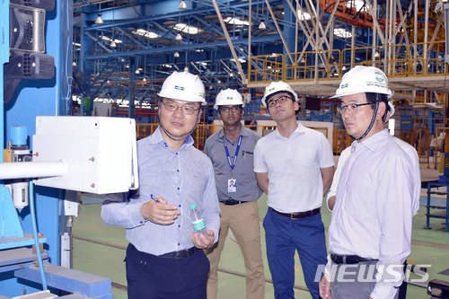 두산밥캣, 인도 백호로더 공장 개소…현지 소형 건설기계 시장 선도