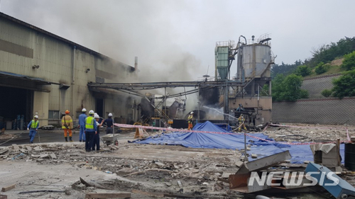 【포항=뉴시스】강진구 기자 = 5일 오전 9시33분께 경북 포항시 남구 장흥동 포항철강산업단지 2단지 내 제철세라믹 공장에서 기름탱크 폭발사고가 발생해 근로자 1명이 숨지고 4명이 병원으로 후송돼 치료를 받고 있다.사진은 사고 현장.2018.06.05.(사진=포항철강관리공단 제공) photo@newsis.com 