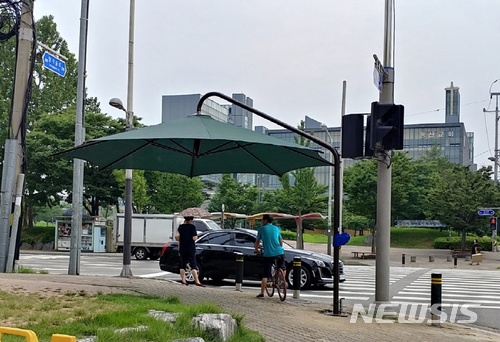 【창원=뉴시스】강경국 기자 = 경남 창원시는 통행량이 많은 시가지 간선도로 횡단보도 주변에 생활 밀착형 폭염저감 시설인 그늘막 42개를 설치한다고 5일 밝혔다. 사진은 그늘막이 설치된 시가지 모습. 2018.06.05. (사진=창원시청 제공)photo@newsis.com