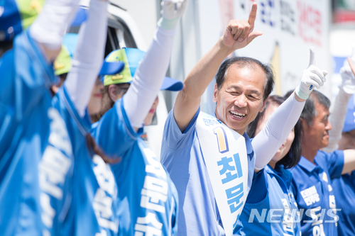 【철원=뉴시스】박종우 기자 = 최문순 더불어민주당 강원도지사 후보가 5일 오후 강원 철원군 서면 와수리시장 인근에서 선거유세를 하고 있다. 2018.06.05.(사진=최문순 후보 캠프 제공)&nbsp; photo@newsis.com