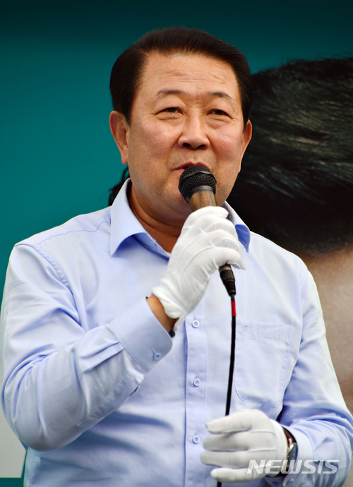 【청주=뉴시스】인진연 기자 = 바른미래당 박주선 대표가 5일 충북 청주 육거리시장 앞에서 신용한 충북도지사 후보의 지지를 호소하고 있다. 2018.06.05. inphoto@newsis.com