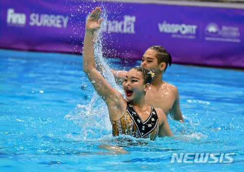 변재준(뒤)과 이가빈