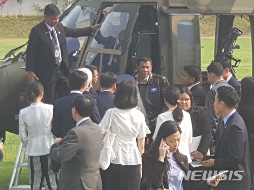 【서울=뉴시스】김성진 기자 = 로드리고 두테르테 필리핀 대통령(가운데 항공재킷 착용)이 5일 국방부 청사 연병장에서 수리온 헬기 조정석에 탑승해 직접 설명을 들은 후 내리고 있다. 2018.06.05ksj87@newsis.com