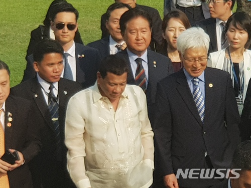 【서울=뉴시스】김성진 기자 = 로드리고 두테르테 필리핀 대통령(왼쪽)이 5일 오후 국방부 청사에서 전제국 방위사업청장(오른쪽)과 서주석 국방부 차관(가운데)과 이야기를 나누고 있다. 두테르테 대통령은 이날 국방부 연병장에서 수리온 헬기에 직접 탑승하고, 소총·기관총과 함께 순항미사일, 경어뢰, 유도폭타 등 각종 무기체계에 대해 방산 관계자로부터 설명을 들었다. 2018.06.05. ksj87@newsis.com 