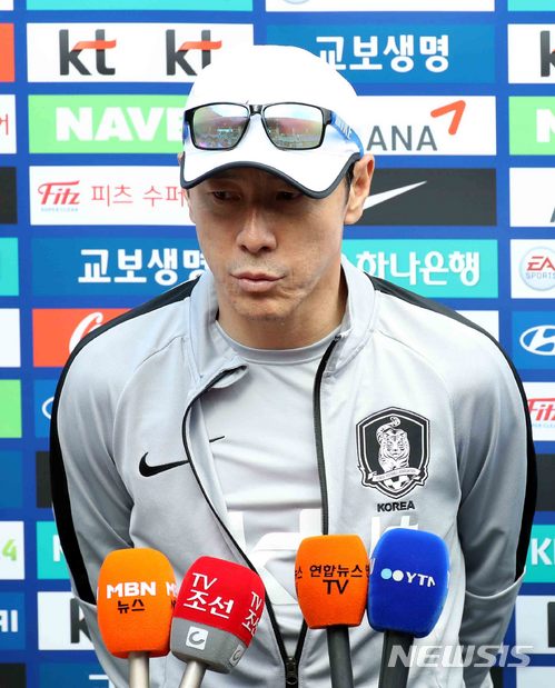 【레오강(오스트리아)=뉴시스】고범준 기자 = 2018 러시아월드컵에 출전하는 한국 축구대표팀 신태용 감독이 4일(현지시각) 오후 전지훈련 캠프인 오스트리아 레오강 스타인베르그 훈련장에서 취재진과 인터뷰를 하고 있다. 월드컵 대표팀은 두 번의 평가전(7일 볼리비아, 11일 세네갈-비공개)을 치른 뒤 오는 12일 러시아 내 베이스캠프인 상트페테르부르크(Saint Petersburg)에 입성한다. 2018.06.04. bjko@newsis.com