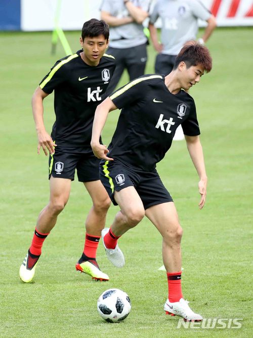 【레오강(오스트리아)=뉴시스】고범준 기자 = 2018 러시아월드컵에 출전하는 한국 축구대표팀 기성용, 구자철이 4일(현지시각) 오후 전지훈련 캠프인 오스트리아 레오강 스타인베르그 훈련장에서 패스 게임을 하며 몸을 풀고 있다. 월드컵 대표팀은 두 번의 평가전(7일 볼리비아, 11일 세네갈-비공개)을 치른 뒤 오는 12일 러시아 내 베이스캠프인 상트페테르부르크(Saint Petersburg)에 입성한다. 2018.06.04. bjko@newsis.com