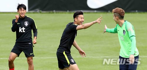 【레오강(오스트리아)=뉴시스】고범준 기자 = 2018 러시아월드컵에 출전하는 한국 축구대표팀 손흥민을 비롯한 선수들이 4일(현지시각) 오후 전지훈련 캠프인 오스트리아 레오강 스타인베르그 훈련장에서 패스 게임을 하며 몸을 풀고 있다. 월드컵 대표팀은 두 번의 평가전(7일 볼리비아, 11일 세네갈-비공개)을 치른 뒤 오는 12일 러시아 내 베이스캠프인 상트페테르부르크(Saint Petersburg)에 입성한다. 2018.06.04. bjko@newsis.com