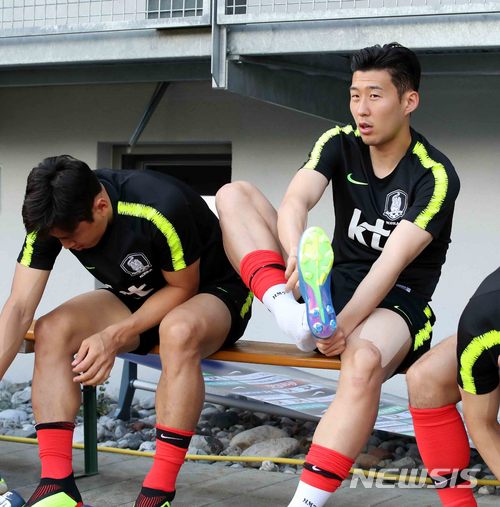 【레오강(오스트리아)=뉴시스】고범준 기자 = 2018 러시아월드컵에 출전하는 한국 축구대표팀 손흥민이 4일(현지시각) 오후 전지훈련 캠프인 오스트리아 레오강 스타인베르그 훈련장에서 축구화를 신고 있다. 월드컵 대표팀은 두 번의 평가전(7일 볼리비아, 11일 세네갈-비공개)을 치른 뒤 오는 12일 러시아 내 베이스캠프인 상트페테르부르크(Saint Petersburg)에 입성한다. 2018.06.04. bjko@newsis.com