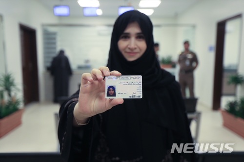 【리야드(사우디아라비아)=AP/뉴시스】 사우디아라비아 법무부는 오는 6일(현지시간)부터 남편이 제기한 이혼소송에 대해 법원이 이혼 결정을 내리면 아내에게 의무적으로 문자메시지가 전달되도록 하는 새로운 규정을 시행한다고 블룸버그통신이 3일 보도했다. 지금까지 사우디에서는 남성이 아내에게 알리지 않고 일방적으로 법원에 이혼소송을 제기해 진행할 수 있었다. 사진은 사우디아라비아의 프린스 사탐 빈 압둘라지즈 대학의 타하니 알도스마니 교수가 지난해 6월4일 수도 리야드에서 새로 발급받은 운전면허증을 들어보이는 모습. 세계에서 유일하게 여성들의 운전을 금지해온 사우디는 이날 처음으로 10명의 여성에게 운전면허증을 발급했다. 2019.01.03