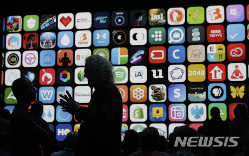 【새너제이=AP/뉴시스】 4일(현지시간) 미국 캘리포니아주 새너제이에서 열린 애플 연례 세계개발자회의(WWDC)에서 참석자들이 발표를 기다리고 있다. 2018. 6. 5