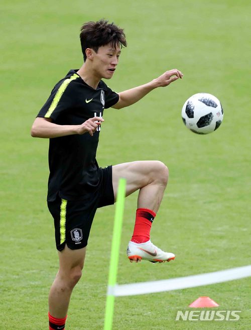 【레오강(오스트리아)=뉴시스】고범준 기자 = 2018 러시아월드컵에 출전하는 한국 축구대표팀 이재성이 4일(현지시각) 오후 전지훈련 캠프인 오스트리아 레오강 스타인베르그 훈련장에서 몸을 풀고 있다. 월드컵 대표팀은 두 번의 평가전(7일 볼리비아, 11일 세네갈-비공개)을 치른 뒤 오는 12일 러시아 내 베이스캠프인 상트페테르부르크(Saint Petersburg)에 입성한다. 2018.06.05. bjko@newsis.com