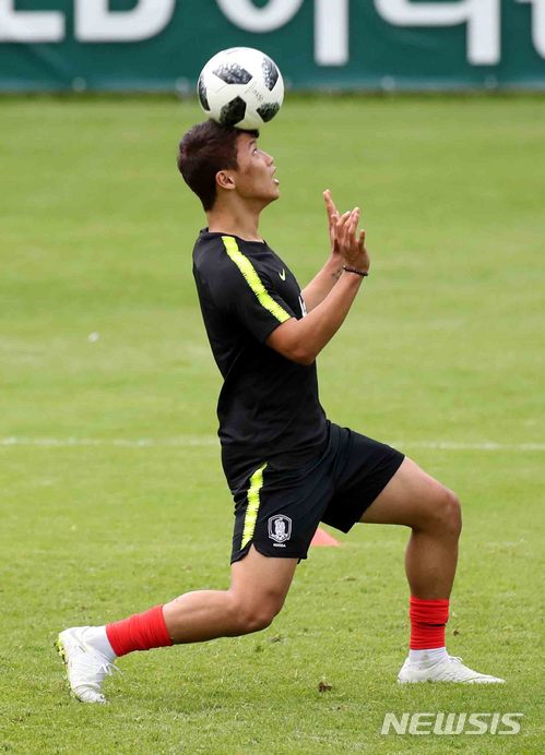 【레오강(오스트리아)=뉴시스】고범준 기자 = 2018 러시아월드컵에 출전하는 한국 축구대표팀 황희찬이 4일(현지시각) 오후 전지훈련 캠프인 오스트리아 레오강 스타인베르그 훈련장에서 헤딩을 하고 있다. 월드컵 대표팀은 두 번의 평가전(7일 볼리비아, 11일 세네갈-비공개)을 치른 뒤 오는 12일 러시아 내 베이스캠프인 상트페테르부르크(Saint Petersburg)에 입성한다. 2018.06.04. bjko@newsis.com