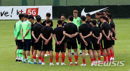 【레오강(오스트리아)=뉴시스】고범준 기자 = 2018 러시아월드컵에 출전하는 한국 축구대표팀이 4일(현지시각) 오후 전지훈련 캠프인 오스트리아 레오강 스타인베르그 훈련장에서 훈련을 대화를 하고 있다. 월드컵 대표팀은 두 번의 평가전(7일 볼리비아, 11일 세네갈-비공개)을 치른 뒤 오는 12일 러시아 내 베이스캠프인 상트페테르부르크(Saint Petersburg)에 입성한다. 2018.06.05. bjko@newsis.com