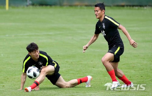 【레오강(오스트리아)=뉴시스】고범준 기자 = 2018 러시아월드컵에 출전하는 한국 축구대표팀 이재성, 김민우가 4일(현지시각) 오후 전지훈련 캠프인 오스트리아 레오강 스타인베르그 훈련장에서 패스 게임을 하며 몸을 풀고 있다.&nbsp; 월드컵 대표팀은 두 번의 평가전(7일 볼리비아, 11일 세네갈-비공개)을 치른 뒤 오는 12일 러시아 내 베이스캠프인 상트페테르부르크(Saint Petersburg)에 입성한다. 2018.06.05. bjko@newsis.com