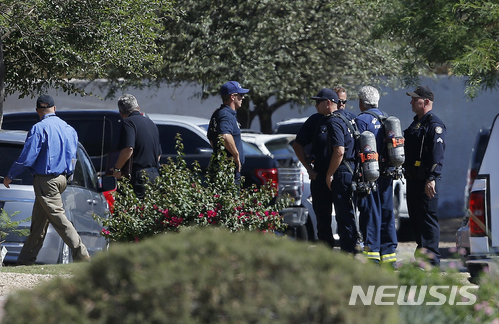 【스카츠데일( 미 애리조나주) = AP/뉴시스】 6월 4일(현지시간) 애리조나주 스카츠데일의 총격범이 묵고 있는 호텔 주위를 포위한 경찰. 그러나 경찰이 진입하자 그는 스스로 목숨을 끊었다.&nbsp; 