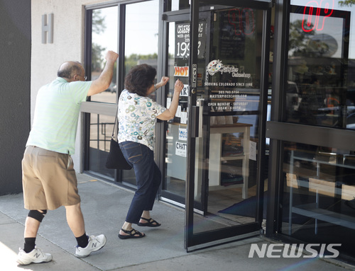 【레이크우드(미 콜로라도주)=AP/뉴시스】동성애자의 결혼 케이크 제작 주문을 거부한 미 콜로라도주의 제빵업자 잭 필립스의 지지자들이 4일(현지시간) 미 대법원이 필립스의 손을 들어주는 판결을 내렸다는 소식에 콜로라도주 레이크우드에 있는 필립스의 제빵점을 찾으면서 두 손을 치켜들며 기뻐하고 있다. 2018.6.5