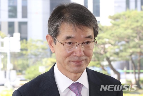 【서울=뉴시스】최진석 기자 = 안철상 법원행정처장이 5일 오전 서울 서초구 대법원으로 출근하고 있다. 2018.06.05.myjs@newsis.com