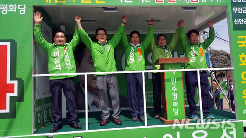 【신안=뉴시스】박상수 기자 = 공식 선거운동 첫날인 지난달 31일 압해농협 앞에서 민주평화당 박지원 의원을 비롯한 이윤석 영암·무안·신안 국회의원 후보 등이 정연선(가운데) 신안군수 후보의 지원 유세를 벌이고 있다. 2018.06.05. (사진=정연선 후보 사무소 제공) photo@newsis.com