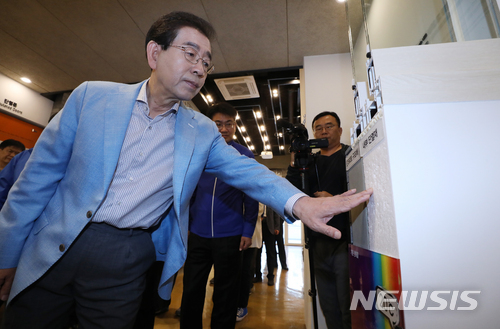 【서울=뉴시스】고승민 기자 = 더불어민주당 박원순 서울시장 후보가 5일 오전 서울 노원이지센터(에너지 제로 주택 교육홍보관)을 찾아 시설을 둘러보고 있다. 2018.06.05. kkssmm99@newsis.com